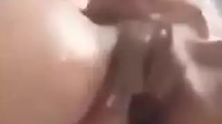 فتات تستمني كسها و تنزل عسل