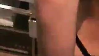 رجل يستمني بيده وزبه جميل حح حار