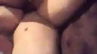 عاهرة بلا مال تفاجئه بمص عميق في المدخل