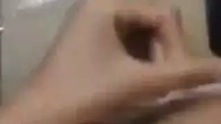 كس آسيوي مبلول يُضرب بقوة في كابينة الحمام
