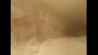 بورن عنيف في غرفة السكن: مراهقة تتحمله بخشونة