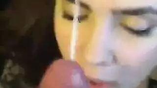 صديق حبيبها يستحوذ على حلقها العذر في مشهد مص ساخن