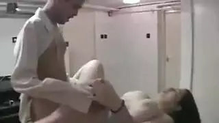 يربطها و يضربها و ينيكها بعنف