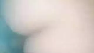 شقراء كبيرة الثدي تترك الأعمال المنزلية لعرض ثدييها الإباحي والاستمناء