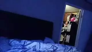 الفتات السوداء ترتدي المطاطي