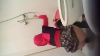 ديوث في حمام السباحه