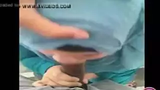 محجبة تفرط في مص قضيبي حتى أنفجر في فمها