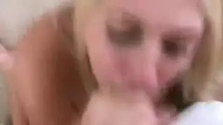 شقراء ممتلئة الجسم تمط بقضيب أسود عملاق