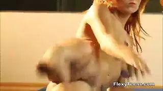 رجل يخادم عمل توصيل