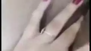 فيديو مسرب إباحي: فتاة مغربية مثيرة تلمس فرجها المبلل