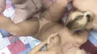 ثلاثي قذر: فتاتان سمراوان تشاركان عضو ضخم