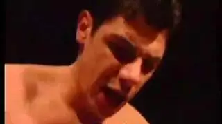 ميلف شقراء كبيرة الثدي تلتهم بعطش قضيبًا أبيض ضخمًا