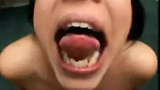 مص قضيب جماعي فوضوي ينتهي بفم مليء بالمني