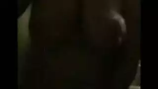 الاستحمام مع فاتنة سلوتي هو كيف يخرج رجل متزوج نفسه، لهذا اليوم