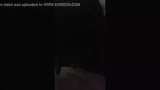 فتاة سمراء صغيرة تمص قضيبًا في فانتازيا جدة محرمة