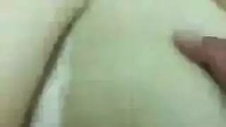 الفتاة الآسيوية تحب أن تُحشى بقضيب كبير وتئن بكلام قذر