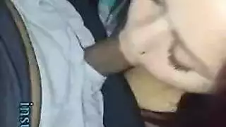 شقراء هاوية ساخنة تمص قضيبًا بلعاب ثم تجلب صديقتها