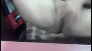 فتاة آسيوية تتباهى بكسها المثقوب ورقبتها الموشومة في عرض إباحي