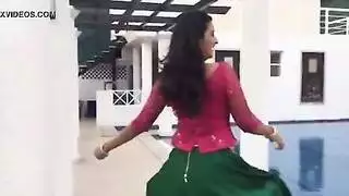 امرأة سمراء الساخنة لطيف الاستحمام الساخنة