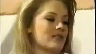 مهمة تنظيف قذرة تجعل قضبان و مهبل الجميع مبللين