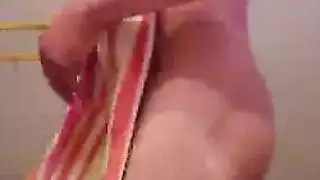 شاب لاتيني يلعب زبره أمام كاميرا