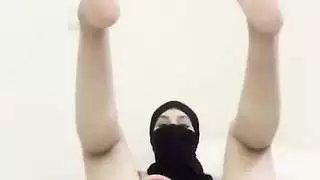 جلسة استمناء صريحة: فتاة عربية في النقاب تستمني فرجها