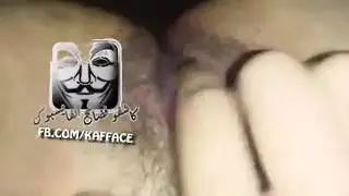 فتاة عربية إباحية تلمس كسها الضيق