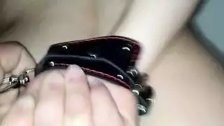 أخت كبيرة المؤخرة مثيرة تُضرب بشريط جنس قاس