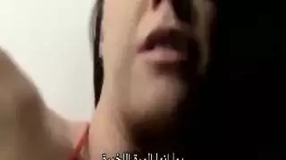 أم مثيرة لا تقاوم رغبتها برؤية عضو ابنها الغليظ في فيلم جنسي عربي متميز