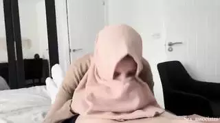 ممرضة إباحية: زوجة الأب تقوم بمداعبة يدوية لابنها ذي الذراع المكسورة