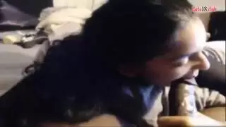 شاب عربي مثير يقوم بمص فوضوي لقضيب أسود