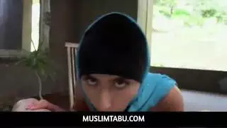 مشهد إباحية محرم: مؤخرة عربية ضيقة تُضرب بقوة وعمق