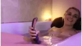 استمناء مراهقة بعضو صناعي ضخم في حمام مبلل