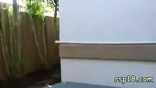 عروسان متبادلان يصوِّران مغامرة ثنائيهم الأولى من ذكر أنثى ذكر