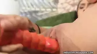 مراهق مثار يداعب قضيبه حتى الانفجار