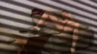 أستمني على الأريكة بينما رفيق الغرفة في المكتب