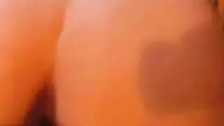 ثنائي مُثار يشارك شاعرة كبيرة الصدر في علاقة ثلاثية إباحية