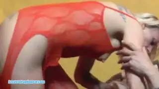 ساعات العمل: سمراء فاجرة تبلع القضيب وتلعقه