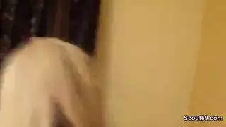 فتى زنجبيل مفتول العضلات يأخذ قضيبًا كبيرًا في مشهد إباحي خام