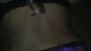 أليسا تنزل على ركبتيها وتخدم القضيب الكبير لمديرها