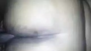 مؤخرة سمراء ممتلئة تتعرض لركوب قاسٍ من الخلف