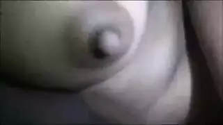 مستمنية ذات خبرة ترتدي نظارات تمارس الجنس مع كسها بنفسها