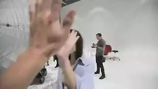 إيميلي الشقراء الساخنة تلعق السائل الذهبي من جسدها