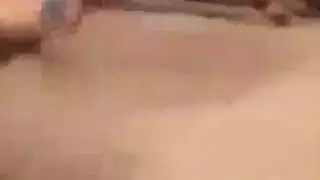 الشقراء إليسا تداعب قضيبًا سميكًا بينما تتجسس بريت روسي