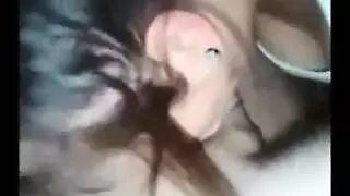 نشوة متفجرة: رجل يضاجع فرج الفتاة الوحيدة في سريره