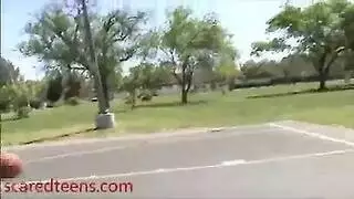 فتاة قرنية باللون الأسود، والشاطئ الزي هو الحصول على الديك الثابت حتى الحمار ضيق