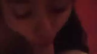 شقراء هاوية تفتح ساقيها لفرك كسها عن قرب