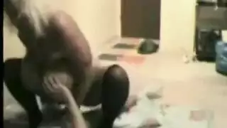 هواة أثرياء وأم ساخنة يتناوبون على شاب غر