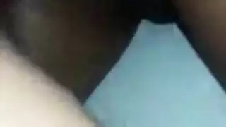 عاهرة صغيرة تخلع ملابسها وتداعب فرجها الضيق