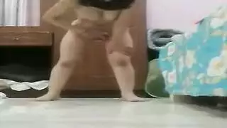 يدخل رجل على امه